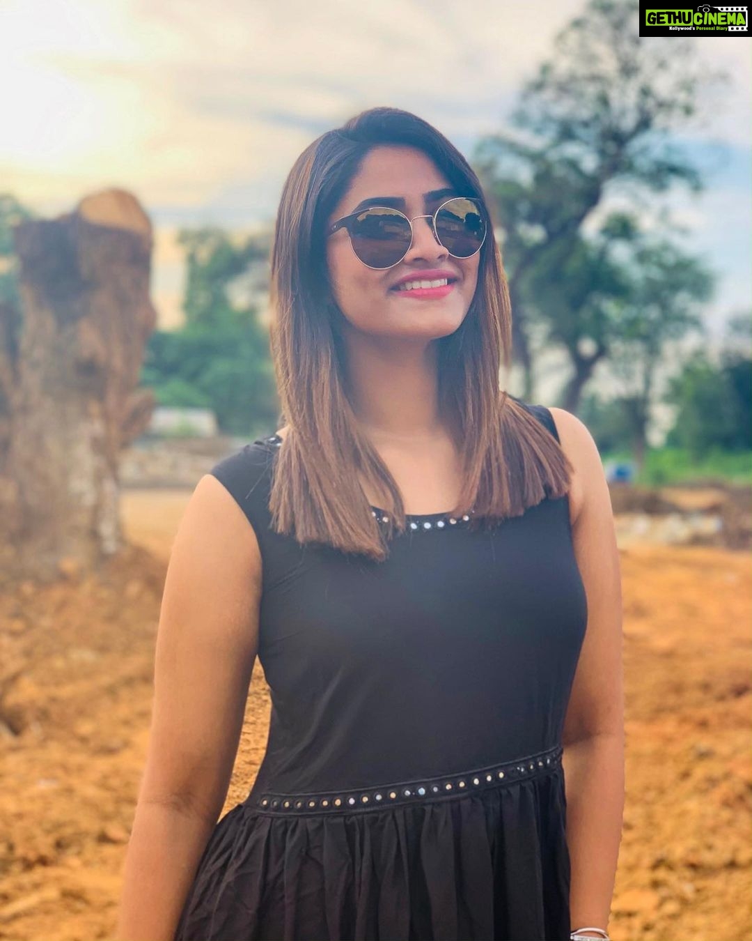 Shivani Narayanan Instagram - வானம் மெல்ல கீழ் இறங்கி மண்ணில் வந்து ஆடுதே ... ♥️