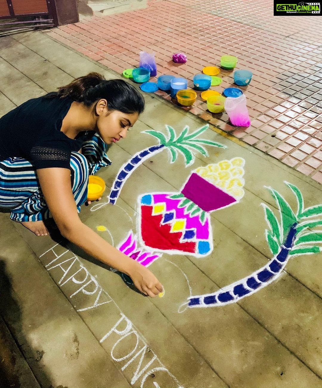 Shivani Narayanan Instagram - அன்பு பொங்க, ஆசைகள் பொங்க, இன்பம் பொங்க, இனிமை பொங்க என்றும் உங்கள் வீட்டில் மகிழ்ச்சி பொங்க பொங்கலோ பொங்கல் வாழ்த்துகள் ... இனிய தைப்பொங்கல் திருநாள் வாழ்த்துக்கள் 🌾♥️ .. #pongalkolam ..