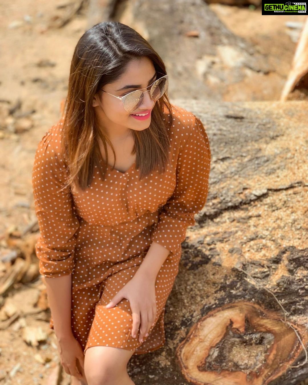Shivani Narayanan Instagram - Short hair n Shades to a Sunny day ☀️♥️