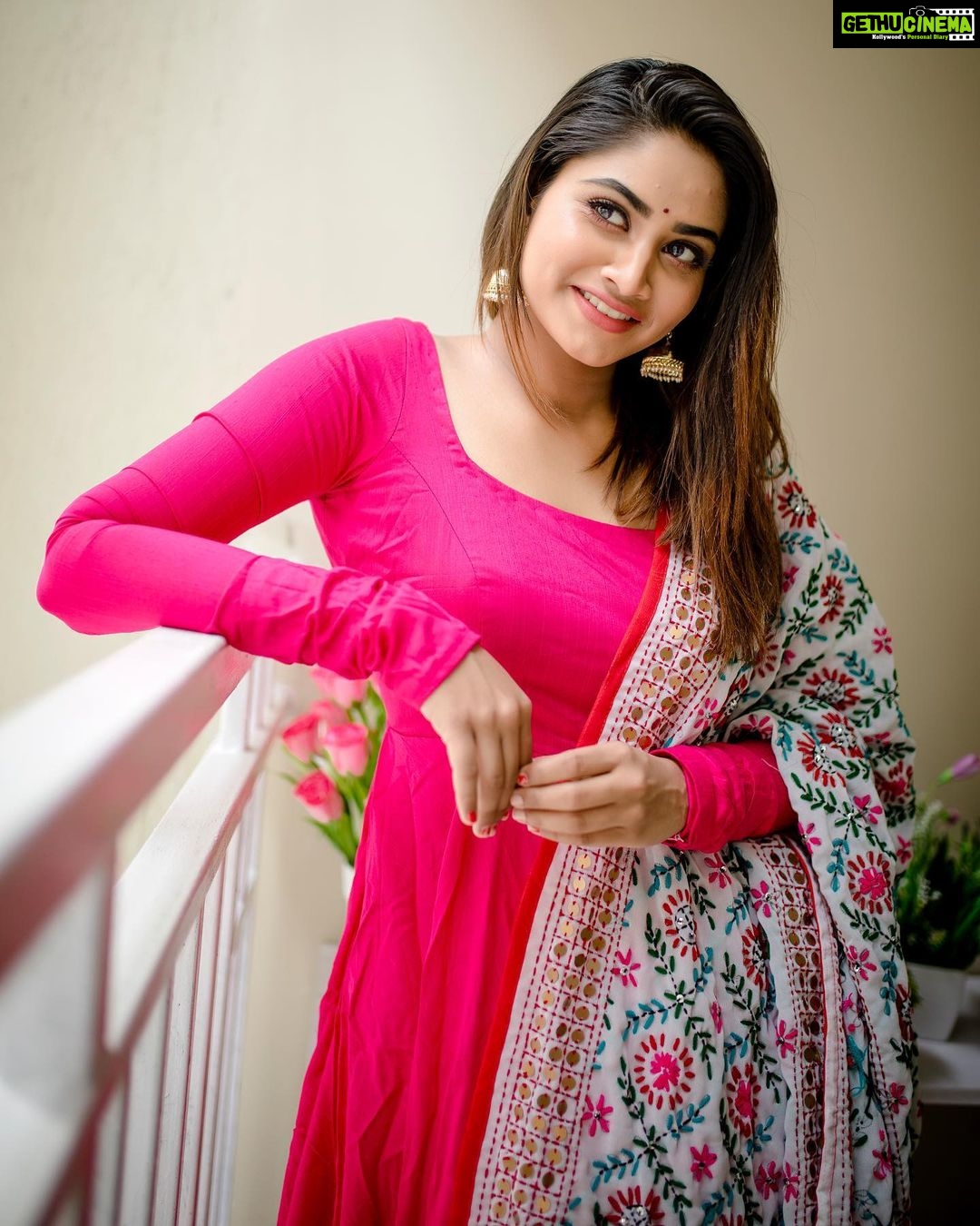 Shivani Narayanan Instagram - Outfit @chakrabortymukta 📸 @kiransaphotography