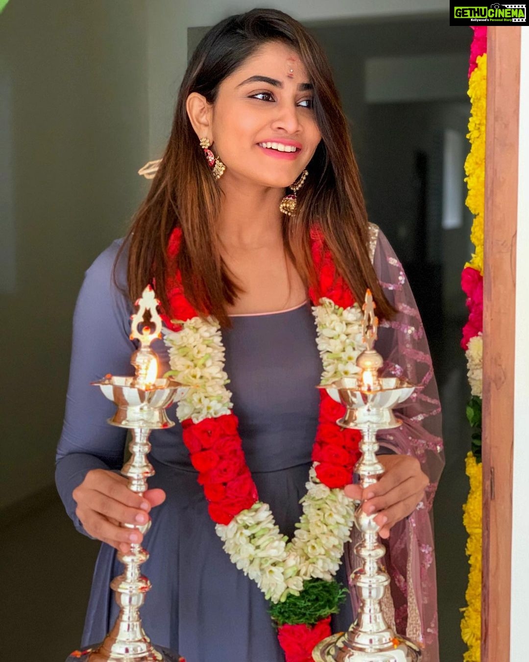 Shivani Narayanan Instagram - House Warming ❤️... Dream Come True moment , let all your dream come true 🙏❤️ Lovely Outfit for this morning by @chakrabortymukta #newhome ...