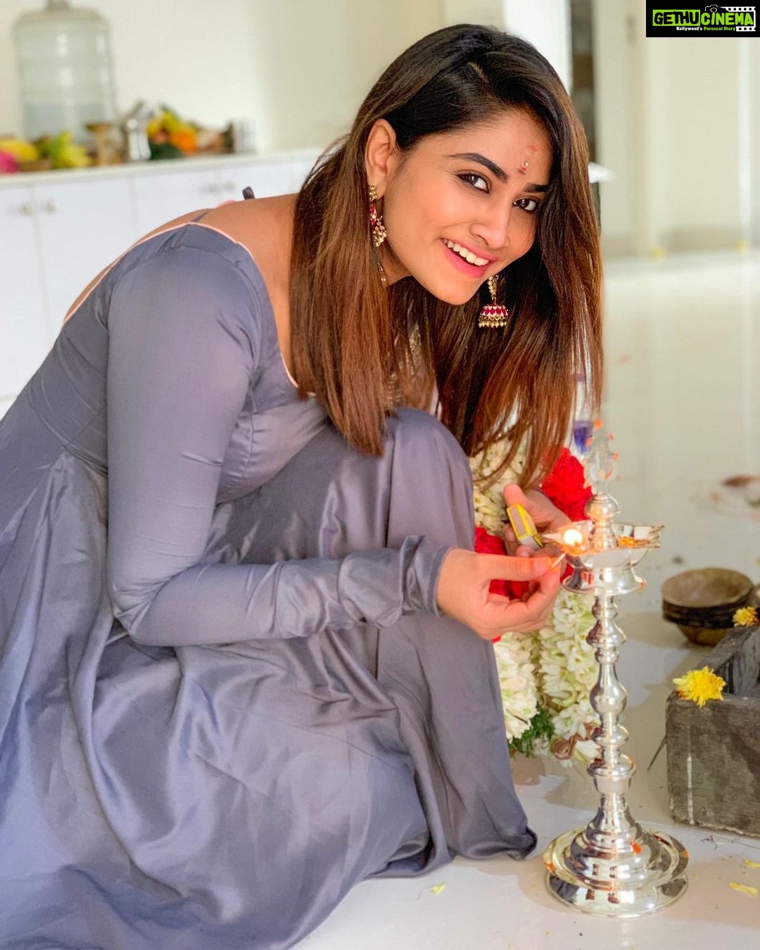 Shivani Narayanan Instagram - House Warming ❤️... Dream Come True moment , let all your dream come true 🙏❤️ Lovely Outfit for this morning by @chakrabortymukta #newhome ...