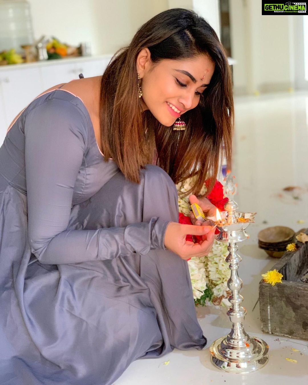 Shivani Narayanan Instagram - House Warming ❤️... Dream Come True moment , let all your dream come true 🙏❤️ Lovely Outfit for this morning by @chakrabortymukta #newhome ...