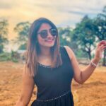 Shivani Narayanan Instagram - வானம் மெல்ல கீழ் இறங்கி மண்ணில் வந்து ஆடுதே ... ♥️