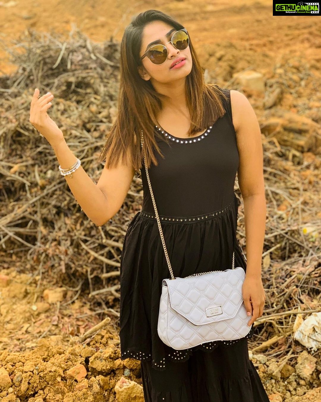 Shivani Narayanan Instagram - வானம் மெல்ல கீழ் இறங்கி மண்ணில் வந்து ஆடுதே ... ♥️