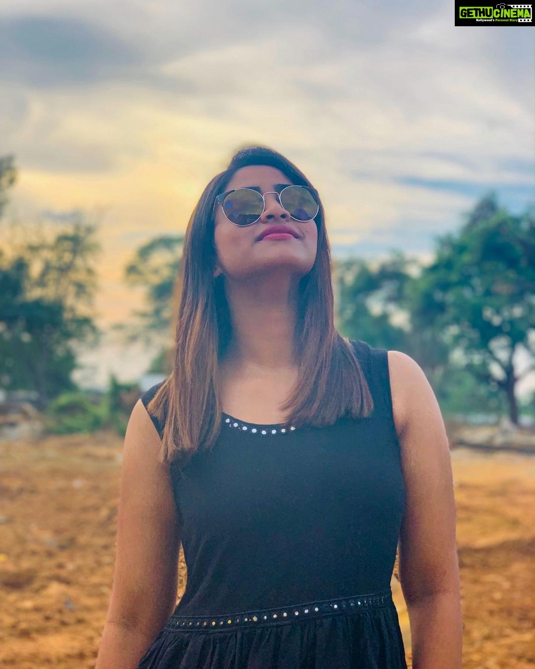 Shivani Narayanan Instagram - வானம் மெல்ல கீழ் இறங்கி மண்ணில் வந்து ஆடுதே ... ♥️