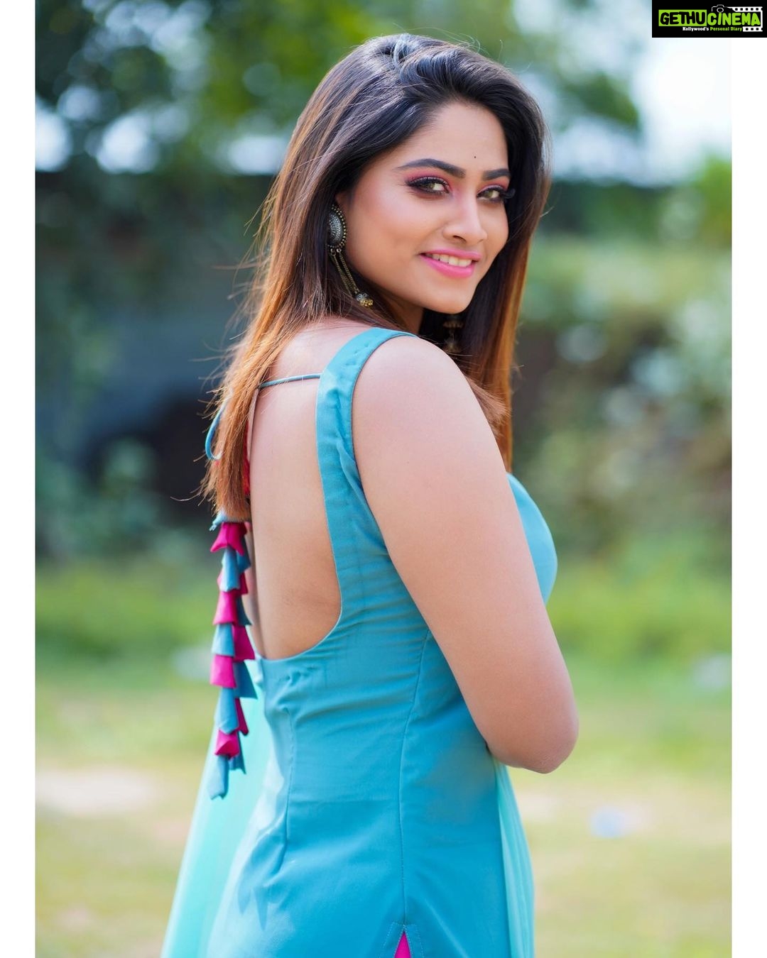 Shivani Narayanan Instagram - Every damn brick life throws at you, use it to stand on ♥️ 👗 @styledivalabel 💄 @radha_makeup_artist 📸 @emmanuvelphotography
