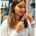 Shivani Narayanan Instagram - Store Visit to Kiehls store at Phoenix Marketcity Mall..🖤 #ContestAlert Here with my favorite skincare brand @kiehlsindia and the product that has done wonders to my skin, the Clearly Corrective Dark Spot Solution. Stand a chance to win a special hamper from Kiehl's by following the rules below: 1. Follow @kiehlsindia & @shivani_narayanan 2. Tag 3 friends #KiehlsIndia #Giveaway #WIN