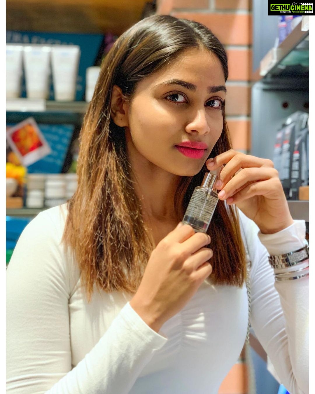 Shivani Narayanan Instagram - Store Visit to Kiehls store at Phoenix Marketcity Mall..🖤 #ContestAlert Here with my favorite skincare brand @kiehlsindia and the product that has done wonders to my skin, the Clearly Corrective Dark Spot Solution. Stand a chance to win a special hamper from Kiehl's by following the rules below: 1. Follow @kiehlsindia & @shivani_narayanan 2. Tag 3 friends #KiehlsIndia #Giveaway #WIN