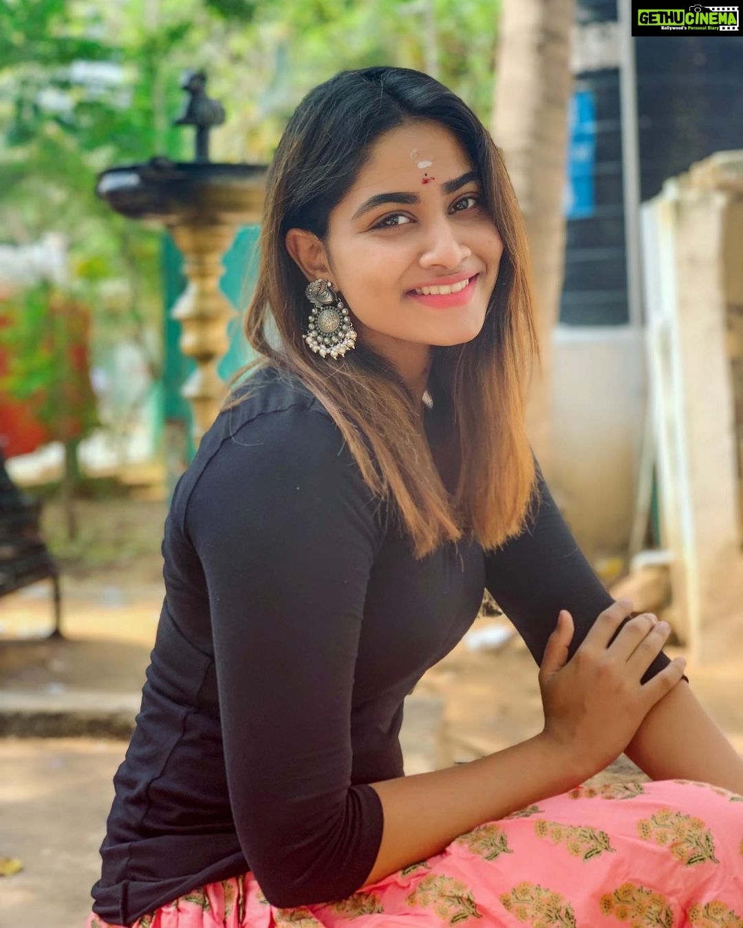 Shivani Narayanan Instagram - First Temple Visit of 2020♥️ Thiruvalidhayam, Padi Sivan Temple- Guru Stalam