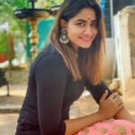 Shivani Narayanan Instagram - First Temple Visit of 2020♥️ Thiruvalidhayam, Padi Sivan Temple- Guru Stalam