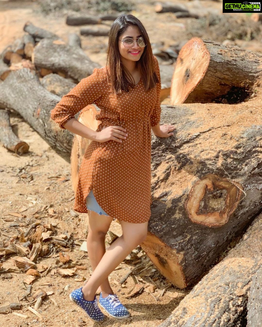 Shivani Narayanan Instagram - Short hair n Shades to a Sunny day ☀️♥️