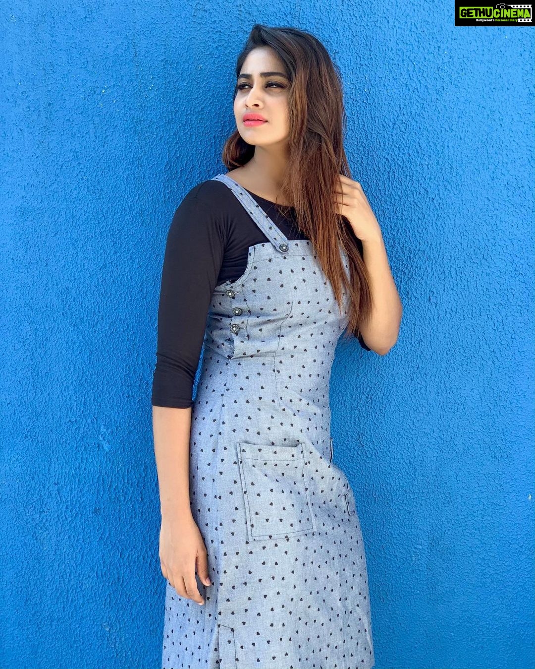 Shivani Narayanan Instagram - Sun is Shining , Weather is Sweet and Dreams are made of Sun n Sand 🌎♥️... Some Where on Earth