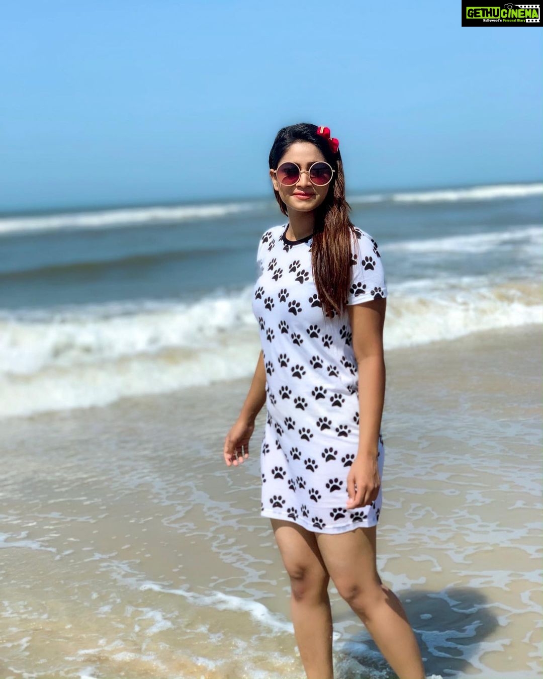 Shivani Narayanan Instagram - Beach Pulingooo 🏝 🌊 Taj Exotica Resort & Spa, Goa