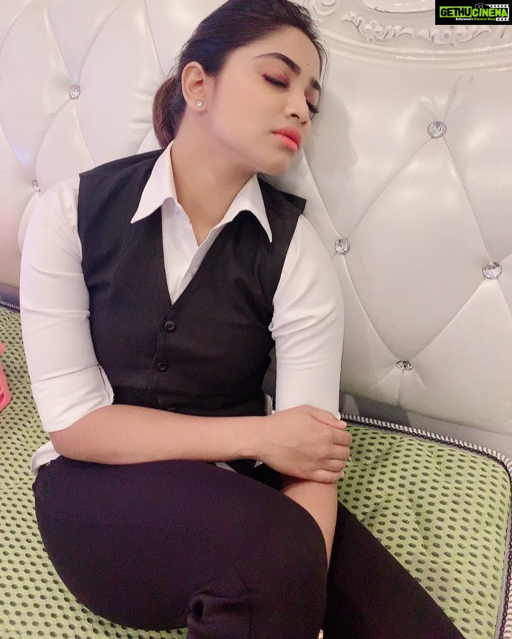 Shivani Narayanan Instagram - Caught sleeping on the sets ๐... That tired i be after a day full of dual acting ... Anu & Abi .. Rettai Roja ... #rettairoja #anu #abi ๐งก
