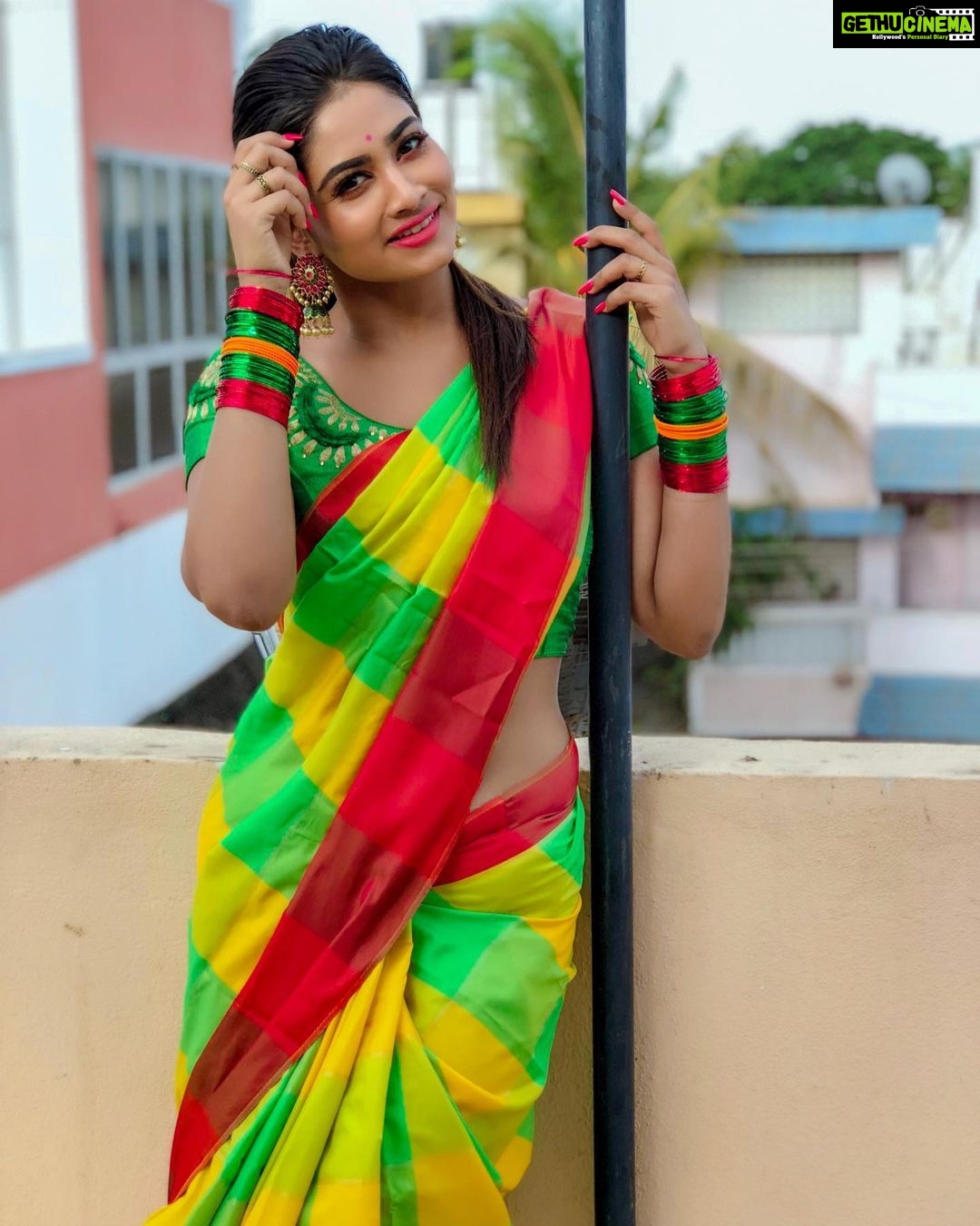 Shivani Narayanan Instagram - Kai Neraiya Kannaadi Valayal Satham❤️