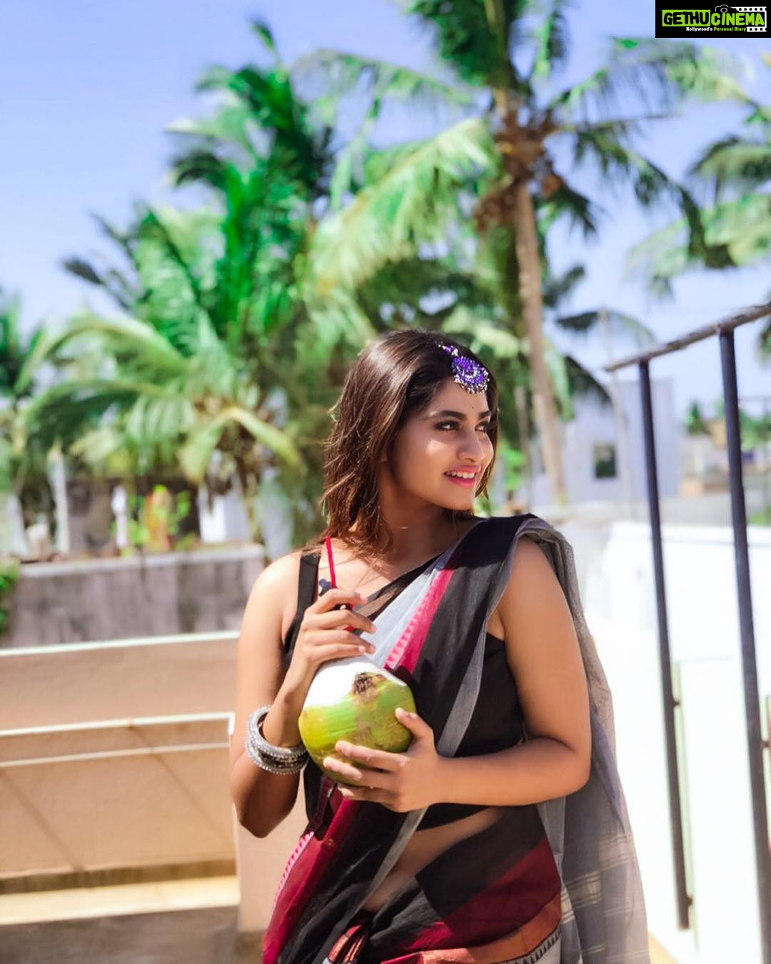 Shivani Narayanan Instagram - Beat the heat this summer lovelies ❤️ Stay protected and hydrated 😘🤗 Take care ❤️ #handloomlove #tendercoconutwater🌴