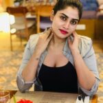 Shivani Narayanan Instagram - When waiting for food , meanwhile 📸