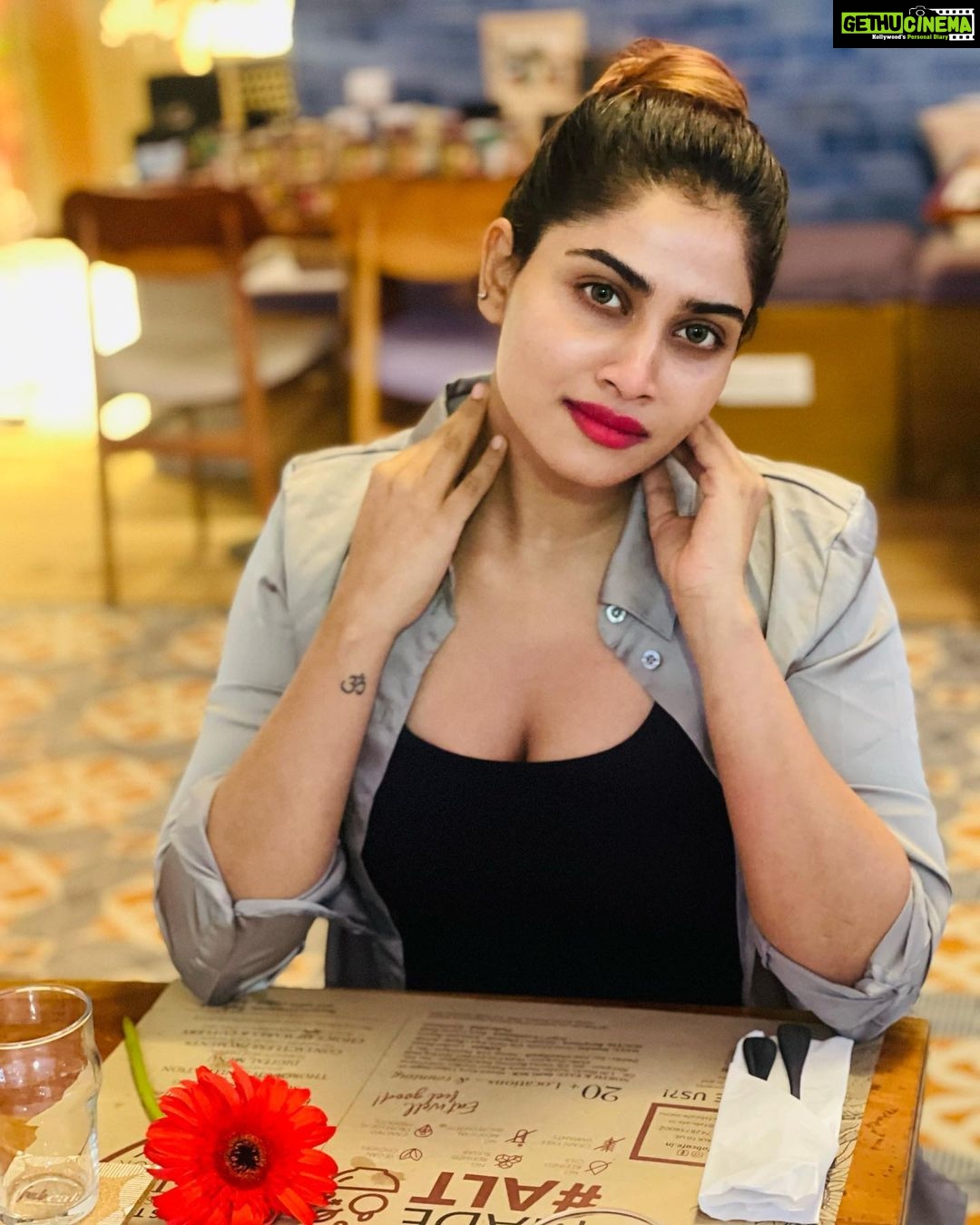 Shivani Narayanan Instagram - When waiting for food , meanwhile 📸