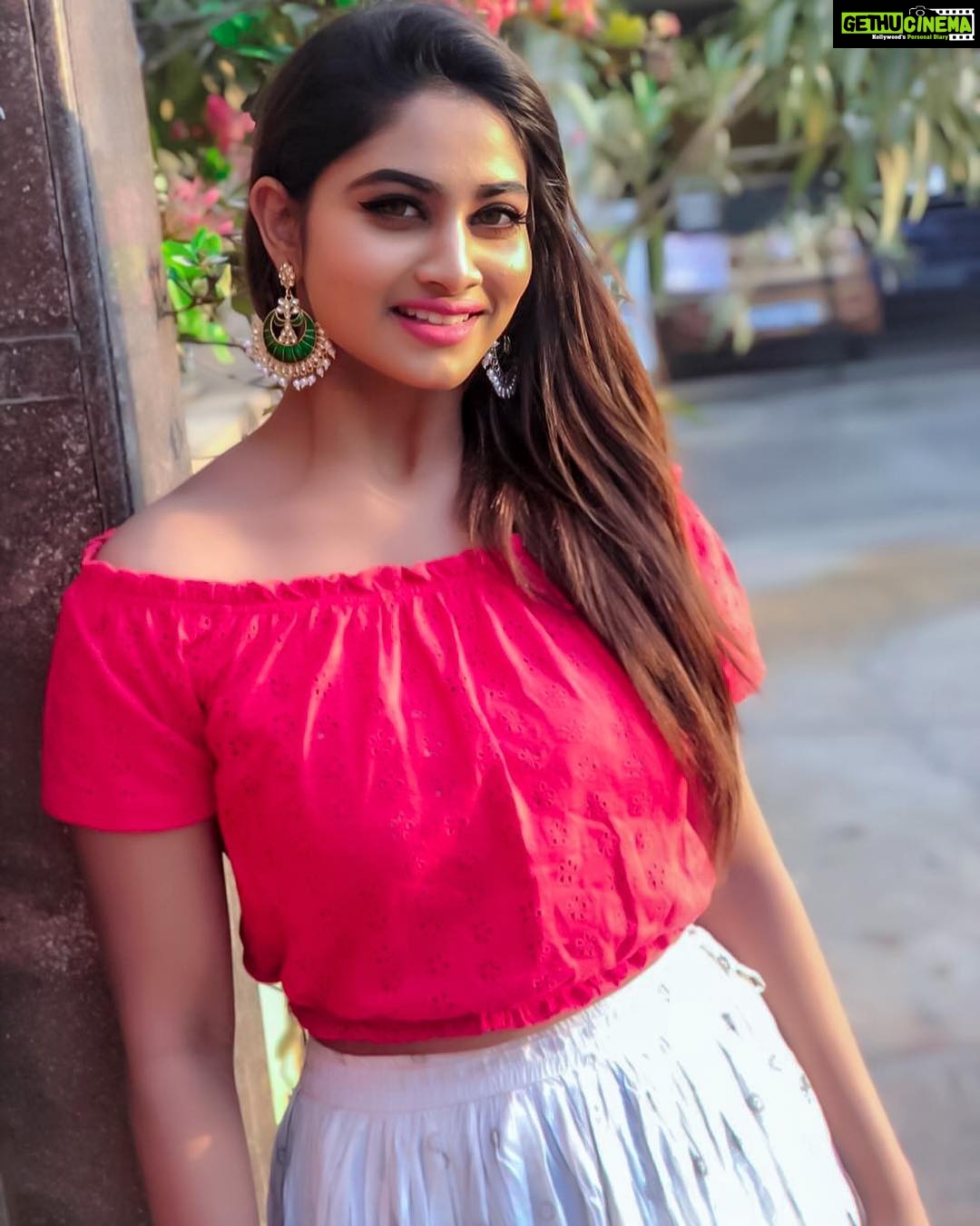 Shivani Narayanan Instagram - மாலை நேரம் , மஞ்சள் வெயில் முத்தம்❤️ #sunkissed #shivaninarayanan