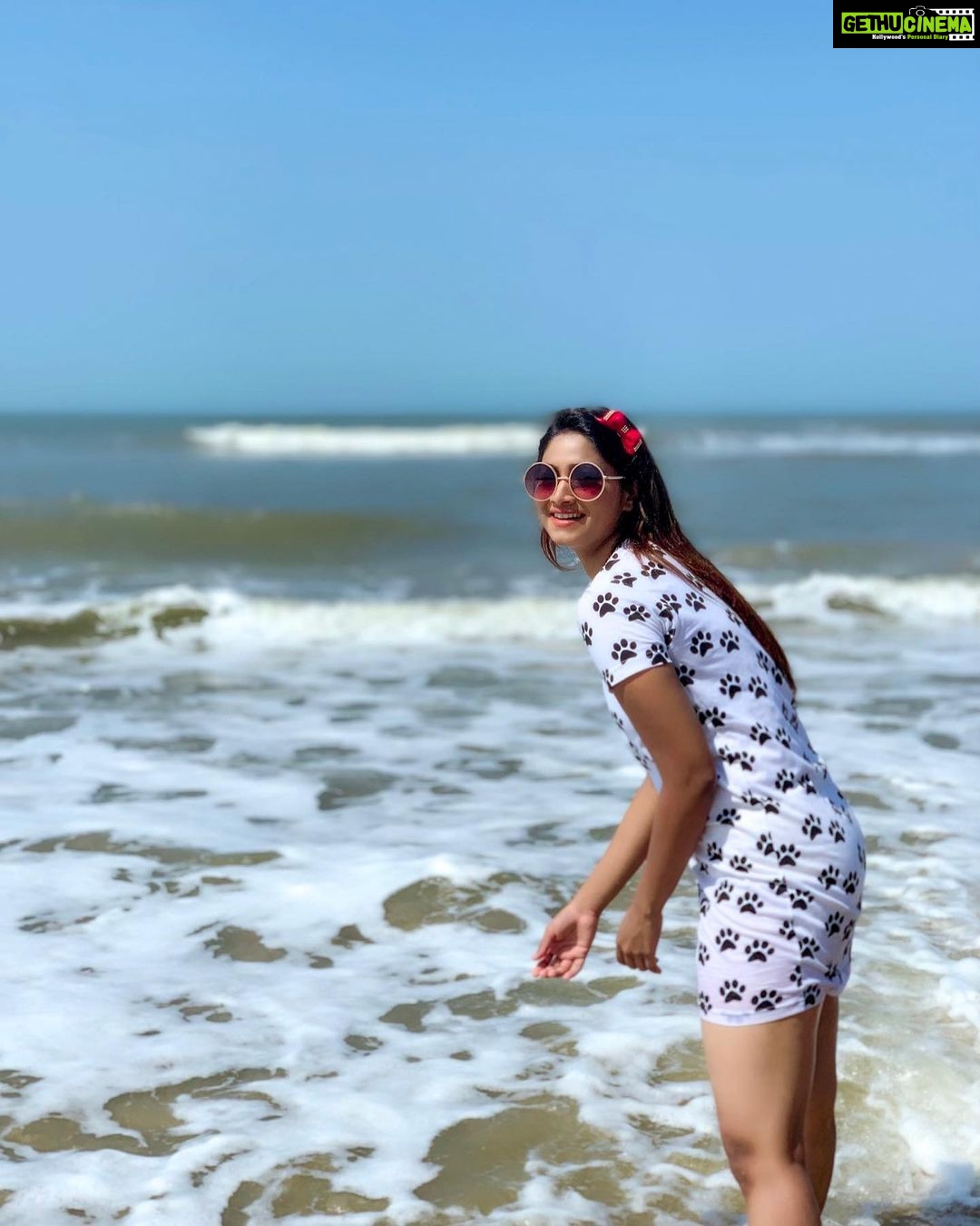 Shivani Narayanan Instagram - Beach Pulingooo 🏝 🌊 Taj Exotica Resort & Spa, Goa