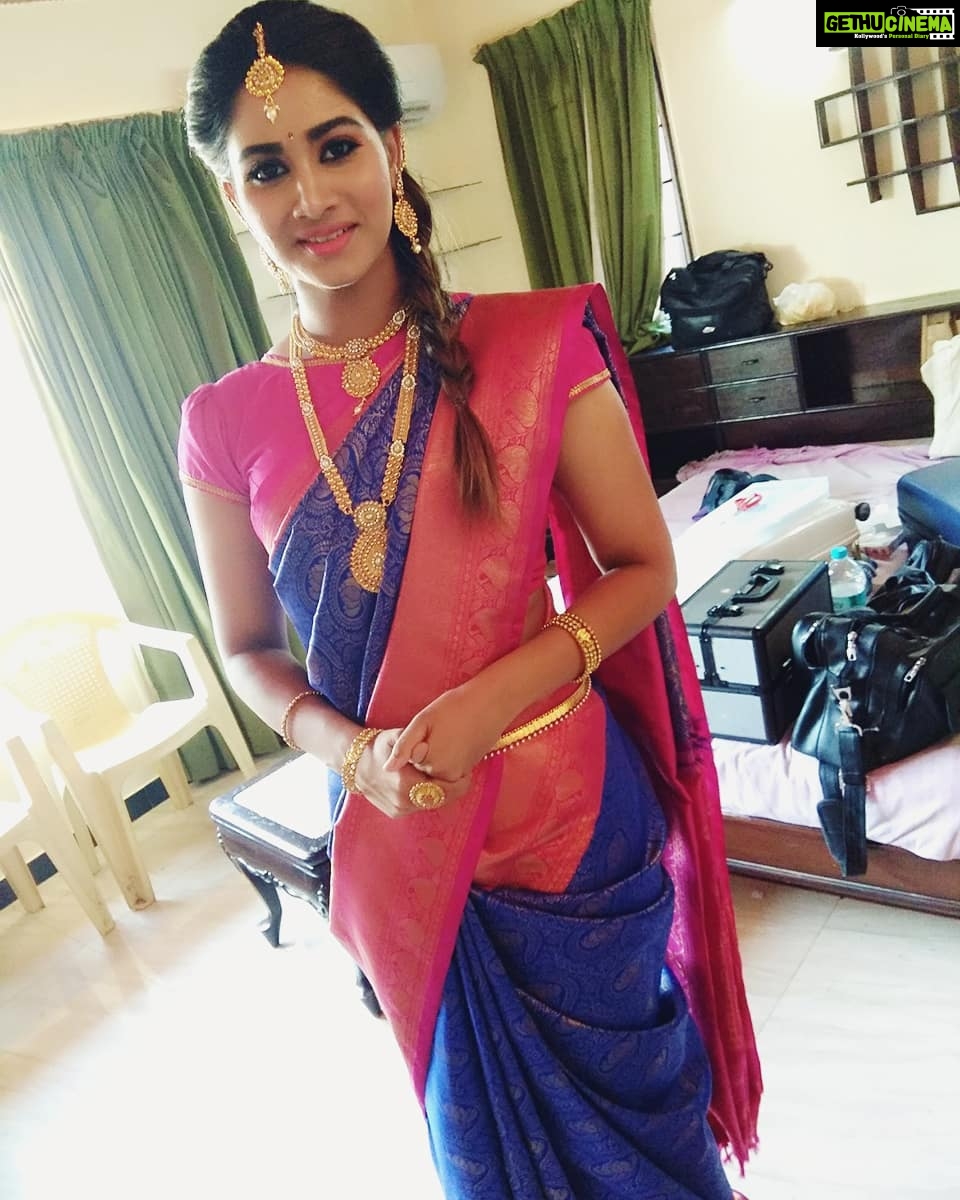 Shivani Narayanan Instagram - Wake up with the Energy of Conquering the World❤👼🌟 Good Morning Lovelies🌟❤ #shivaninarayanan #sareeshoot #pachayapas ❤🌟