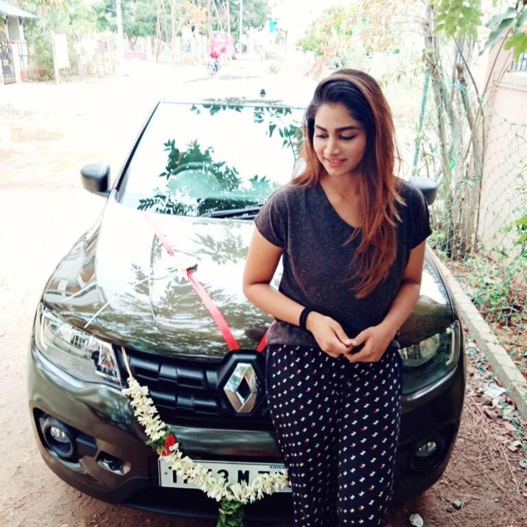 Shivani Narayanan Instagram - My New Car 💎 #shivaninarayanan ❤👣