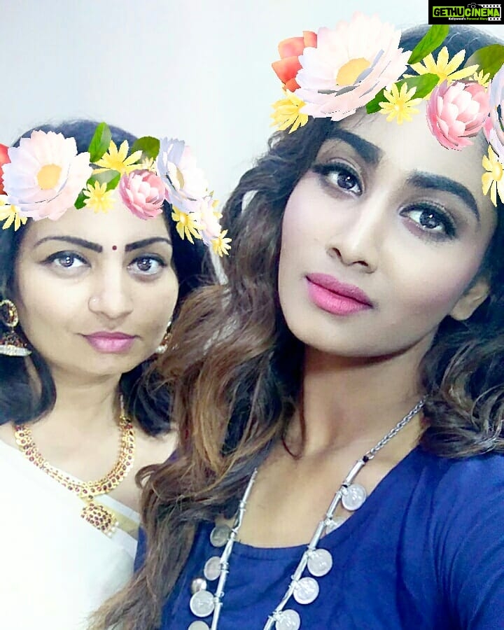 Shivani Narayanan Instagram - அனைவருக்கும் அன்னையர் தின நல்வாழ்துக்கள்.. Happy Mother's Day ❤. Thank you Amma for being there with me always, in my Tough times too.❤ Will celebrate you not only today but everyday❤ Love you mi❤💯. @akila_narayanan 🌸