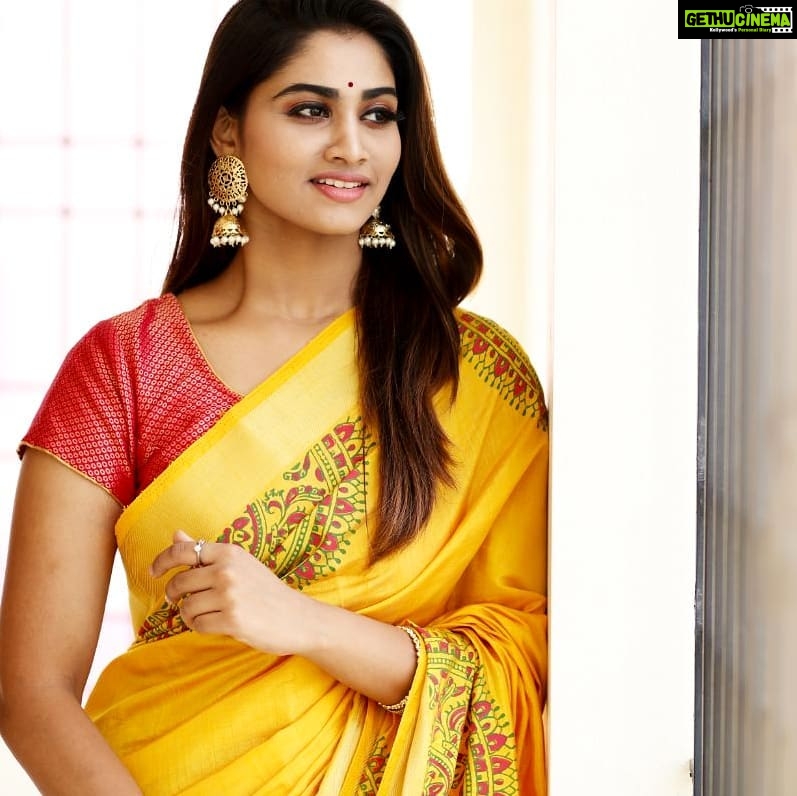 Shivani Narayanan Instagram - Good evening all😇