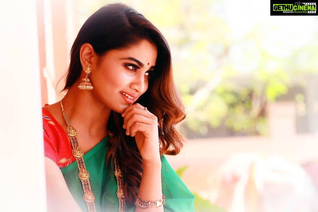 Shivani Narayanan Instagram - இனிய தமிழ் புத்தாண்டு நல்வாழ்த்துகள்.. ❤🙏⭐👼