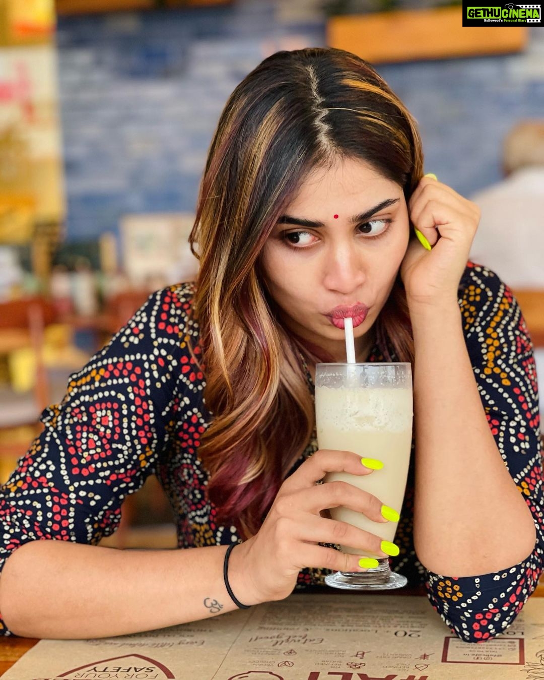 Shivani Narayanan Instagram - Vegan Cold Coffee faces 🤤 #bareface Hair And Nail makeover @zazzlesalons