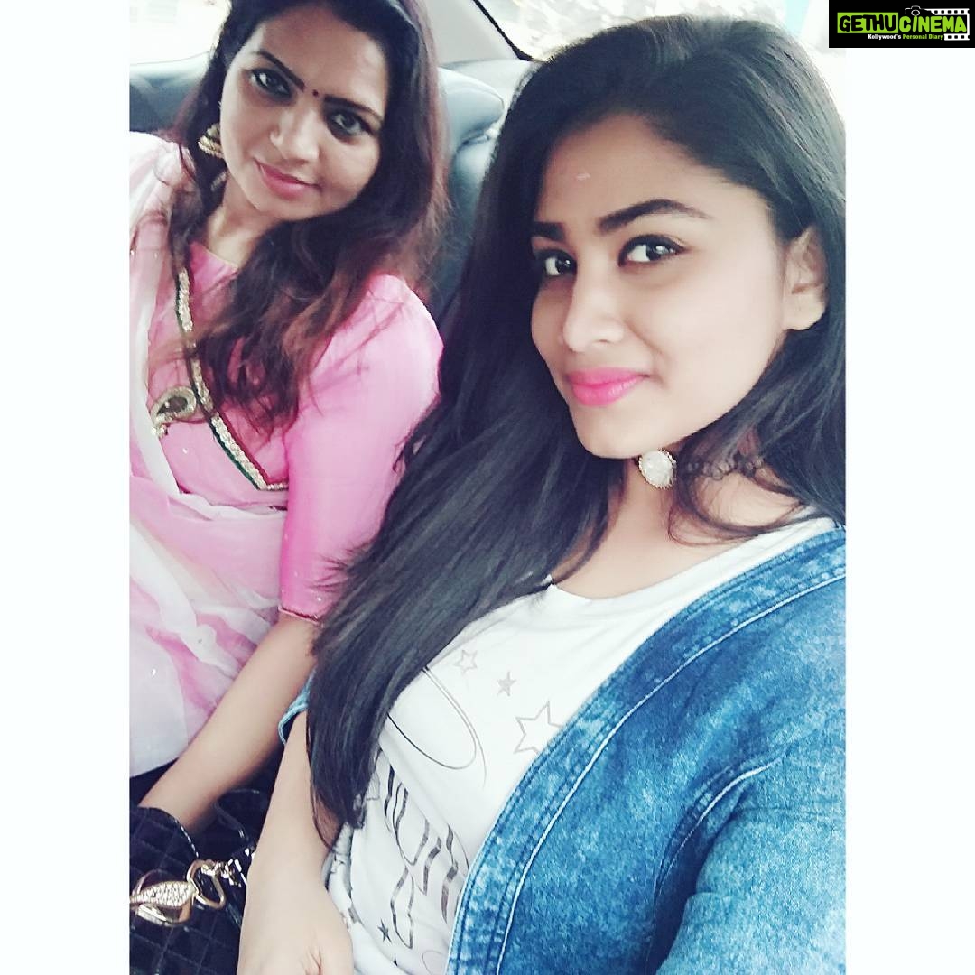 Shivani Narayanan Instagram - My World🌎 .. @akila_narayanan ❤🐾 #cattynkitten #loveyou😍