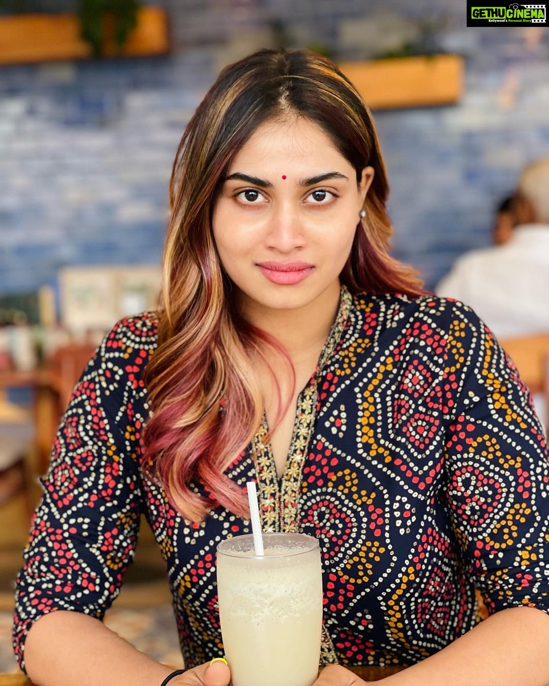 Shivani Narayanan Instagram - Vegan Cold Coffee faces 🤤 #bareface Hair And Nail makeover @zazzlesalons