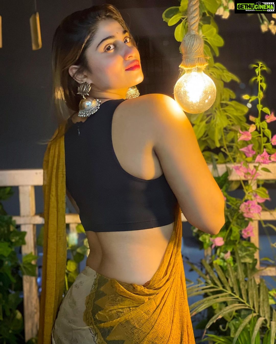 Shivani Narayanan Instagram - GLOW💡