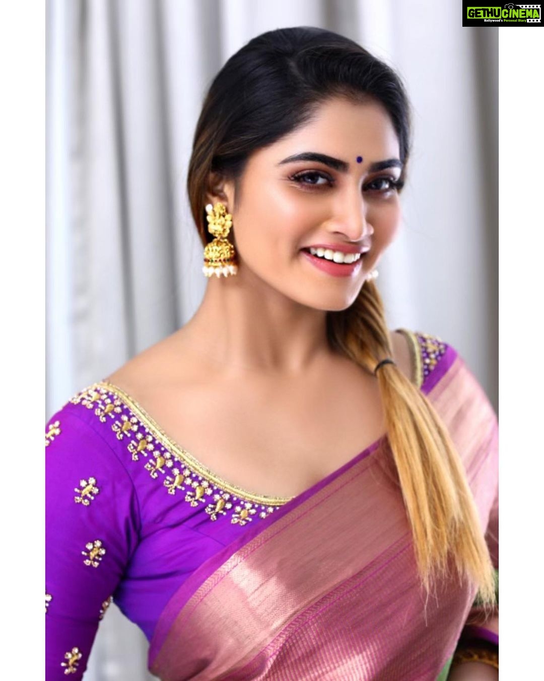 Shivani Narayanan Instagram - Saree ❤️ Team @johan_sathyadas @shreshta_iyer @maidenbrides @makeoverby_vibha @ravikkai_selai