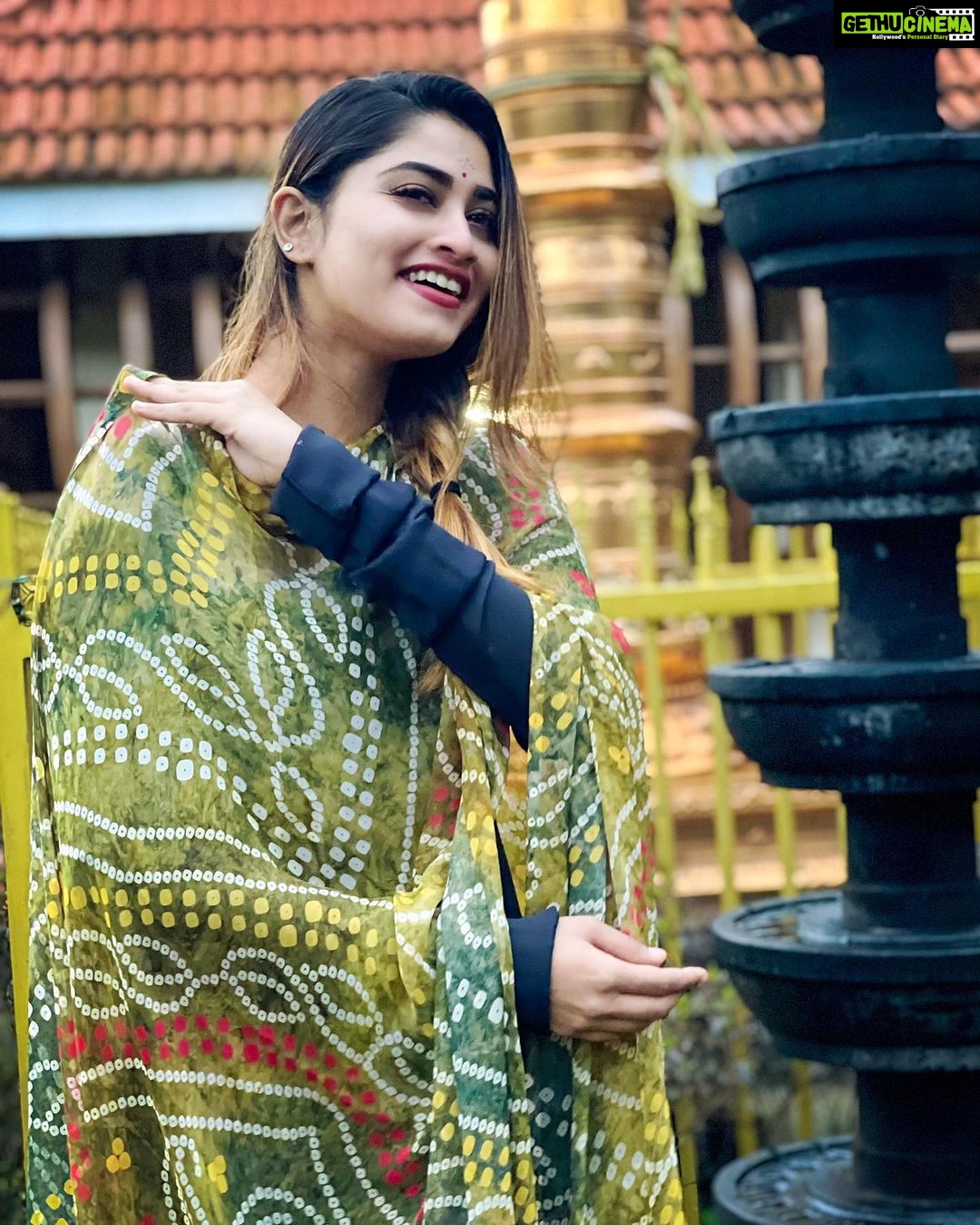 Shivani Narayanan Instagram - Only happiness for life ❤️ #templevibes Outfit @yaradesigners Kerala