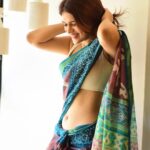 Shraddha Das Instagram - आपकी नज़रों ने समझा प्यार के काबिल मुझे दिल की ऐ धड़कन ठेहर जा मिल गयी मंजिल मुझे… 📸 @snehzala HMU- @versatile_makeoversartist @gouriepatil #sareelove #saree #sareepact #sundaymood☀️ #weekendvibes #shraddhadas Mumbai, Maharashtra