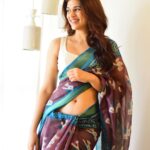 Shraddha Das Instagram – अभी ना जाओ छोड़कर कर
के दिल अभी भरा नहीं 😉💛

📸 @snehzala 

HMU- @versatile_makeoversartist 
@gouriepatil 

#sareelove #saree #sareepact #sundaymood☀️ #weekendvibes #shraddhadas Mumbai, Maharashtra