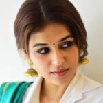 Shraddha Das Instagram – Mixed it up a bit 🤍
Banarasi saree : @yadunandanfashions 
📸  @snehzala 
HMU: @versatile_makeoversartist 
@gouriepatil 

#sareelove #sareefashion #sareedraping #fusion #shirtandsaree #shraddhadas Mumbai, Maharashtra