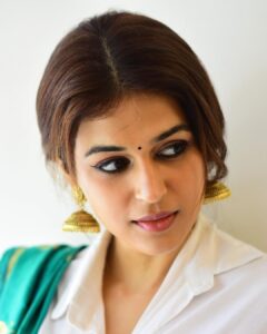 Shraddha Das Instagram - Mixed it up a bit 🤍
Banarasi saree : @yadunandanfashions 
📸  @snehzala 
HMU: @versatile_makeoversartist 
@gouriepatil 

#sareelove #sareefashion #sareedraping #fusion #shirtandsaree #shraddhadas