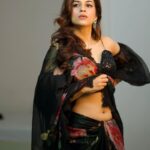 Shraddha Das Instagram - 🖤 📸 @sai_tejah @krishnatejah Styling : @artbyavnee Saree : @moresha_sameera_dalvi Jewellery: @shillpapuriidesignerjewellery Hair : @gouriepatil Make up : @hareshwarp #extrajabardasth #judge #saree #floralsaree #blacksaree #offshoulderblouse #vintage Hyderabad India