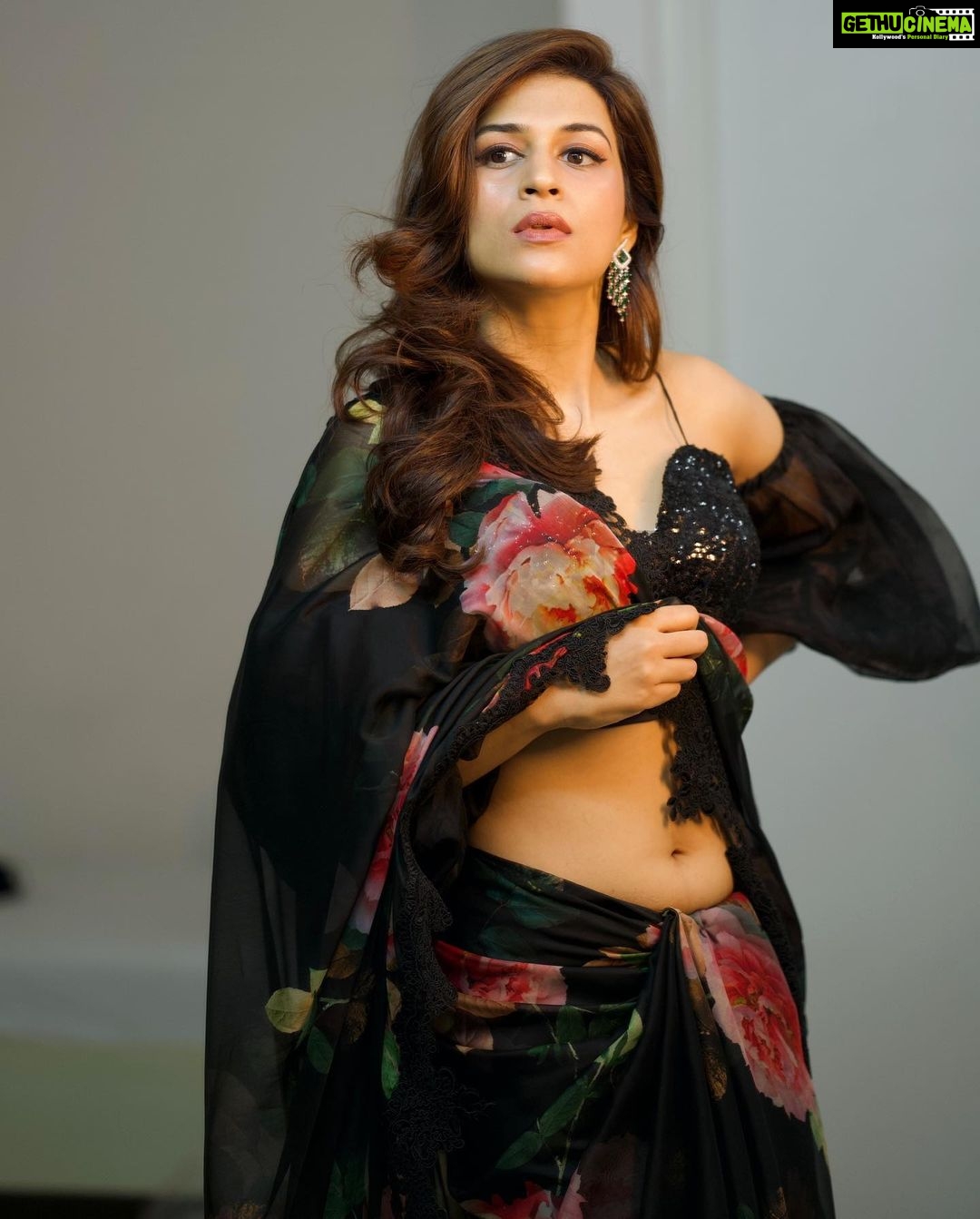 Shraddha Das Instagram - 🖤 📸 @sai_tejah @krishnatejah Styling : @artbyavnee Saree : @moresha_sameera_dalvi Jewellery: @shillpapuriidesignerjewellery Hair : @gouriepatil Make up : @hareshwarp #extrajabardasth #judge #saree #floralsaree #blacksaree #offshoulderblouse #vintage Hyderabad India
