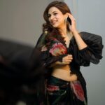 Shraddha Das Instagram - 🖤 📸 @sai_tejah @krishnatejah Styling : @artbyavnee Saree : @moresha_sameera_dalvi Jewellery: @shillpapuriidesignerjewellery Hair : @gouriepatil Make up : @hareshwarp #extrajabardasth #judge #saree #floralsaree #blacksaree #offshoulderblouse #vintage Hyderabad India