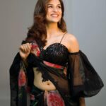 Shraddha Das Instagram - 🖤 📸 @sai_tejah @krishnatejah Styling : @artbyavnee Saree : @moresha_sameera_dalvi Jewellery: @shillpapuriidesignerjewellery Hair : @gouriepatil Make up : @hareshwarp #extrajabardasth #judge #saree #floralsaree #blacksaree #offshoulderblouse #vintage Hyderabad India