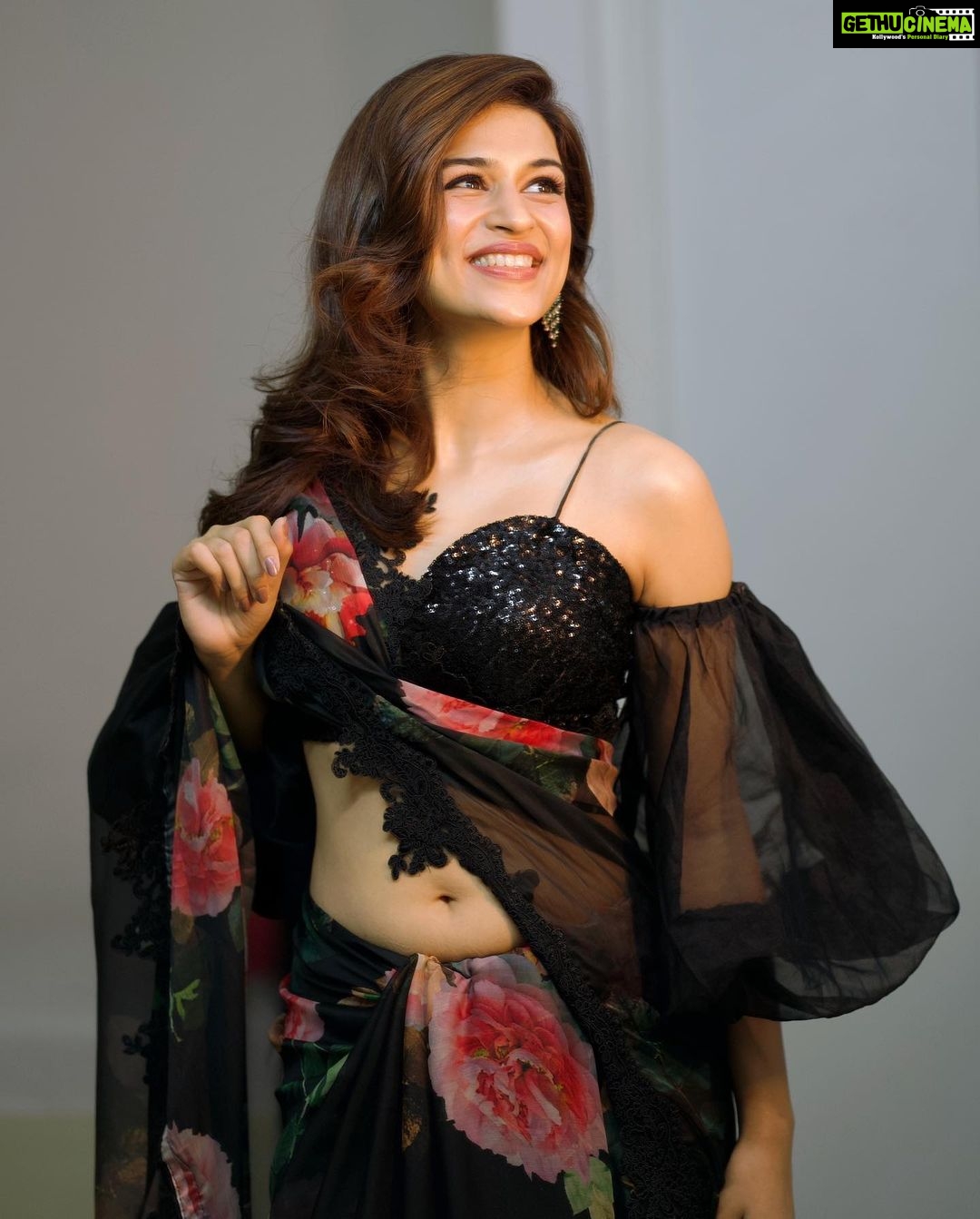 Shraddha Das Instagram - 🖤 📸 @sai_tejah @krishnatejah Styling : @artbyavnee Saree : @moresha_sameera_dalvi Jewellery: @shillpapuriidesignerjewellery Hair : @gouriepatil Make up : @hareshwarp #extrajabardasth #judge #saree #floralsaree #blacksaree #offshoulderblouse #vintage Hyderabad India