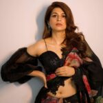 Shraddha Das Instagram - 🖤 📸 @sai_tejah @krishnatejah Styling : @artbyavnee Saree : @moresha_sameera_dalvi Jewellery: @shillpapuriidesignerjewellery Hair : @gouriepatil Make up : @hareshwarp #extrajabardasth #judge #saree #floralsaree #blacksaree #offshoulderblouse #vintage Hyderabad India