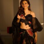 Shraddha Das Instagram – For the 2nd episode of Extra Jabardasth as the special judge,experimented with this Black floral saree and off-shoulder blouse 🖤
📸 @sai_tejah @krishnatejah 
Styling : @artbyavnee 
Saree : @moresha_sameera_dalvi 
Jewellery: @shillpapuriidesignerjewellery 
Hair : @gouriepatil 
Make up : @hareshwarp 

#extrajabardasth #judge #saree #floralsaree #blacksaree #offshoulderblouse #vintage Hyderabad India