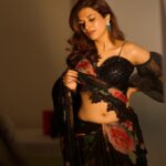 Shraddha Das Instagram – For the 2nd episode of Extra Jabardasth as the special judge,experimented with this Black floral saree and off-shoulder blouse 🖤
📸 @sai_tejah @krishnatejah 
Styling : @artbyavnee 
Saree : @moresha_sameera_dalvi 
Jewellery: @shillpapuriidesignerjewellery 
Hair : @gouriepatil 
Make up : @hareshwarp 

#extrajabardasth #judge #saree #floralsaree #blacksaree #offshoulderblouse #vintage Hyderabad India
