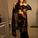 Shraddha Das Instagram – For the 2nd episode of Extra Jabardasth as the special judge,experimented with this Black floral saree and off-shoulder blouse 🖤
📸 @sai_tejah @krishnatejah 
Styling : @artbyavnee 
Saree : @moresha_sameera_dalvi 
Jewellery: @shillpapuriidesignerjewellery 
Hair : @gouriepatil 
Make up : @hareshwarp 

#extrajabardasth #judge #saree #floralsaree #blacksaree #offshoulderblouse #vintage Hyderabad India