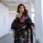 Shraddha Das Instagram – For the 2nd episode of Extra Jabardasth as the special judge,experimented with this Black floral saree and off-shoulder blouse 🖤
📸 @sai_tejah @krishnatejah 
Styling : @artbyavnee 
Saree : @moresha_sameera_dalvi 
Jewellery: @shillpapuriidesignerjewellery 
Hair : @gouriepatil 
Make up : @hareshwarp 

#extrajabardasth #judge #saree #floralsaree #blacksaree #offshoulderblouse #vintage
#hyderabad Hyderabad India